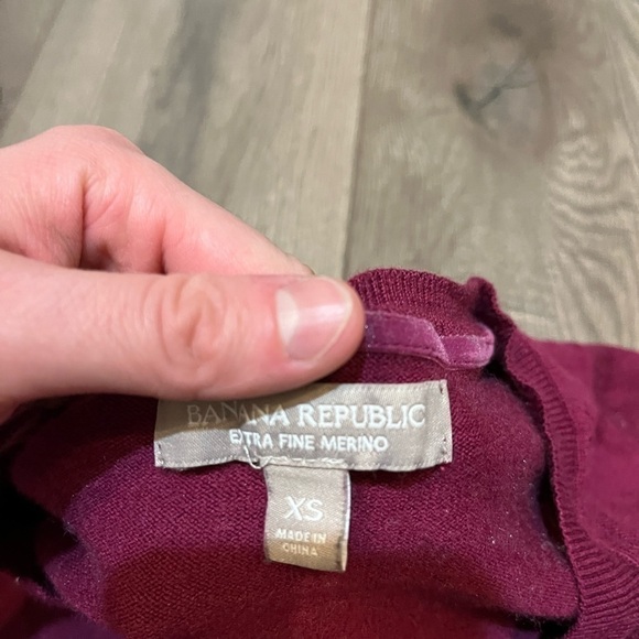 Banana republic Extra Fine Merino Wool V-neck purple Sweater XS - Picture 3 of 4